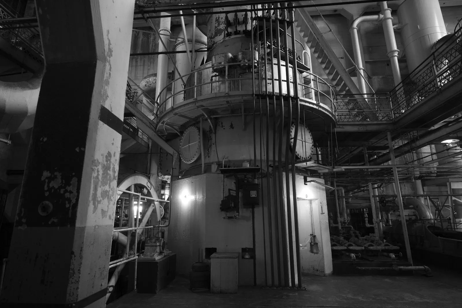 Hala kotłowni z instalacjami rurowymi i konstrukcją stalową